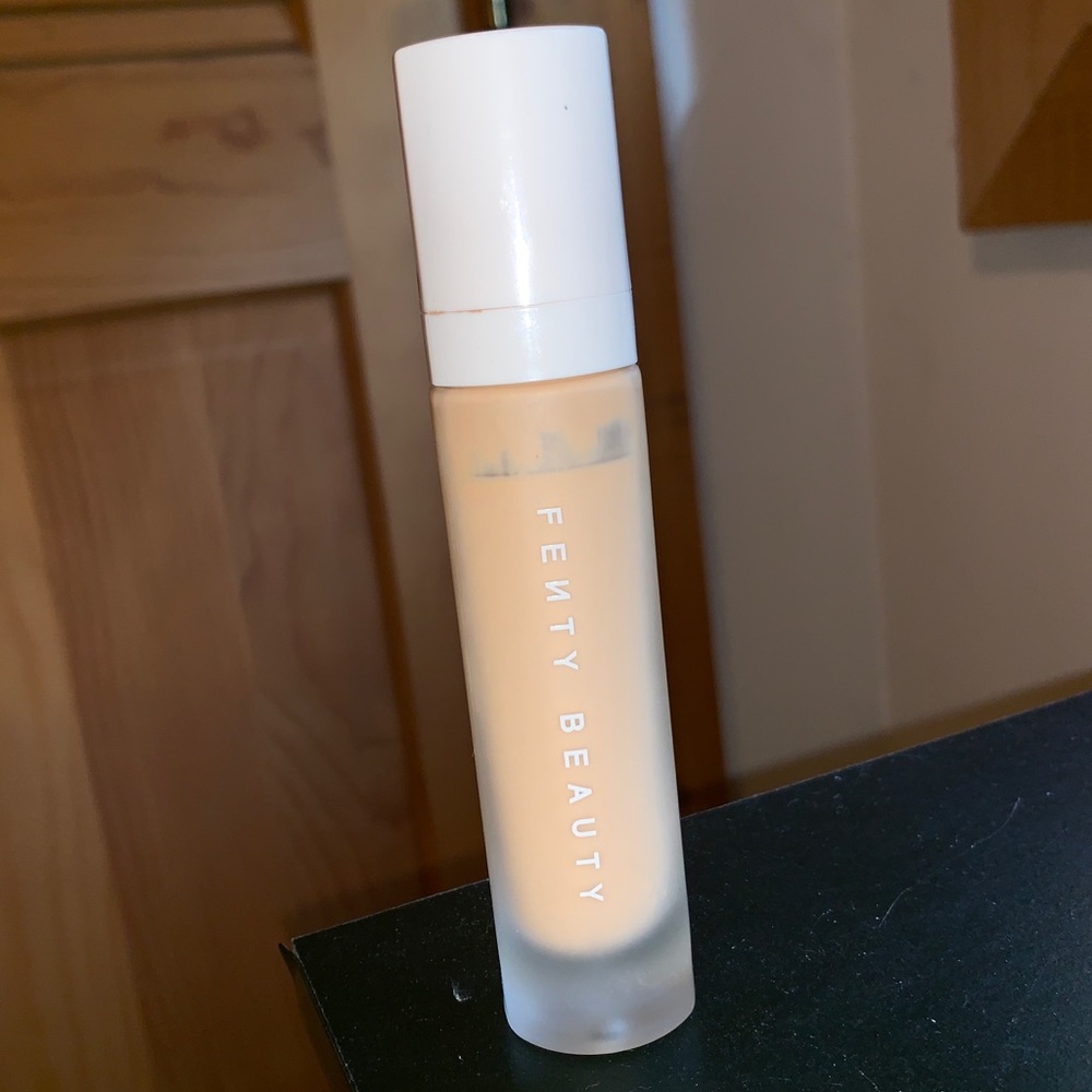 only used a few times FENTY foundation -SHADE -190